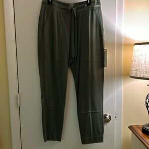 Cabis everyday lounger in olive green, NWT